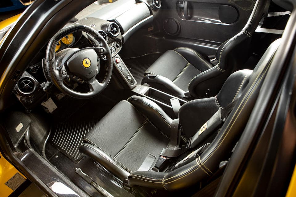 El Ferrari Enzo es uno de los hiperautos más famosos de la casa de Maranello. Construido entre los años 2002 y 2005 el Enzo, nombrado así en homenaje al fundador de la compañía, estaba equipado con un motor V12 de 6.0 litros capaz de generar 660 caballos de fuerza. Su diseño está inspirado en los autos de Fórmula 1. Ferrari solo construyó 400 unidades del Enzo. Hoy en día el precio de una unidad en buen estado es de 3,000,000 de dólares.