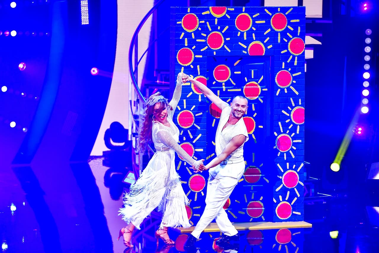 La locutora de Uforia Radio bailó un quickstep con el tema 'Noa, noa' de Juan Gabriel y se llevó las palmas de los jueces.