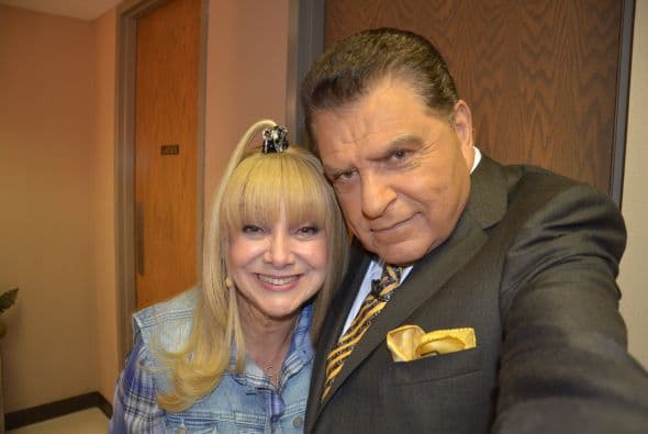 Don Francisco le ha tomado un gusto enorme a las 'selfies' y cualquier pretexto es bueno para que tome su teléfono y almacene recuerdos. Aquí con 'La Cuatro'.