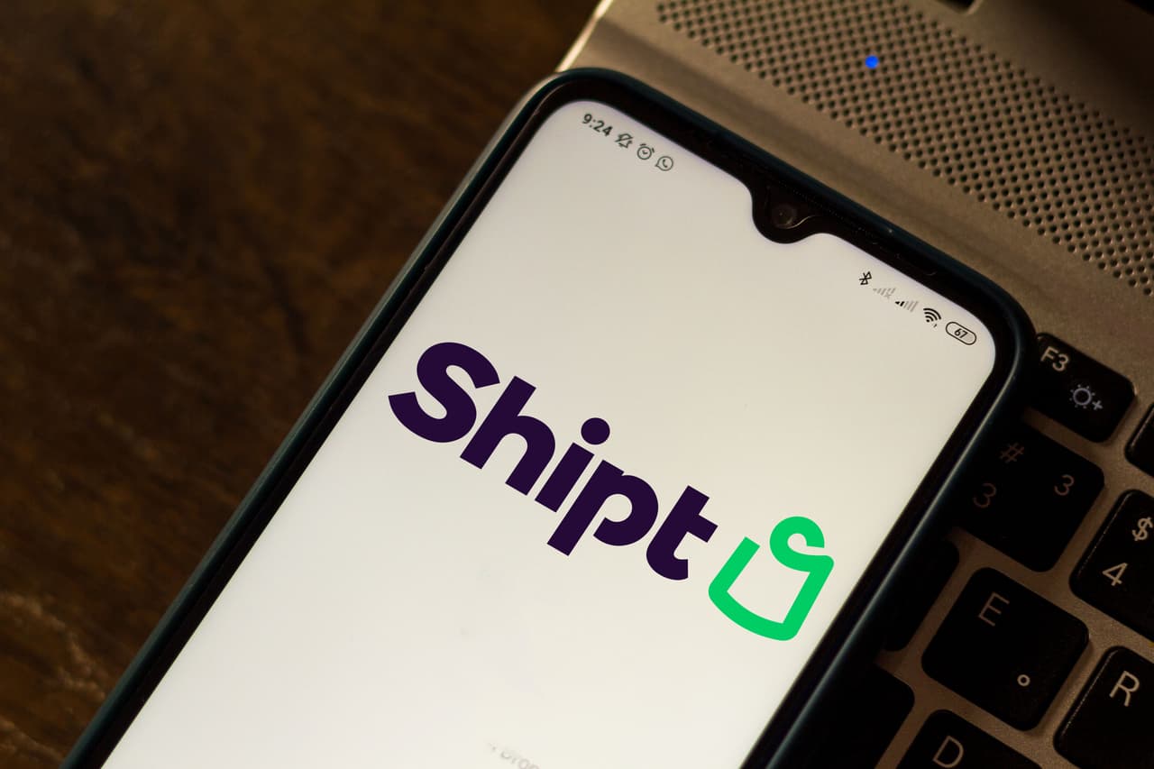 <b>Puesto 16. Shipt.</b>
<br>
<br>Ofertas de empleo publicadas en Ziprecruiter a finales de junio de 2021: 11,175.
<br>
<br>Tipos de empleo ofrecidos por esta compañía: compradores y conductores de vehículos de entrega.
<br>