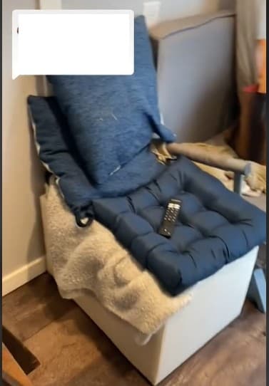 Pero cuando llegaron a la casa en Adondiracks, al norte del estado de Nueva York, se sorprendieron al encontrar una pequeña casa azul.