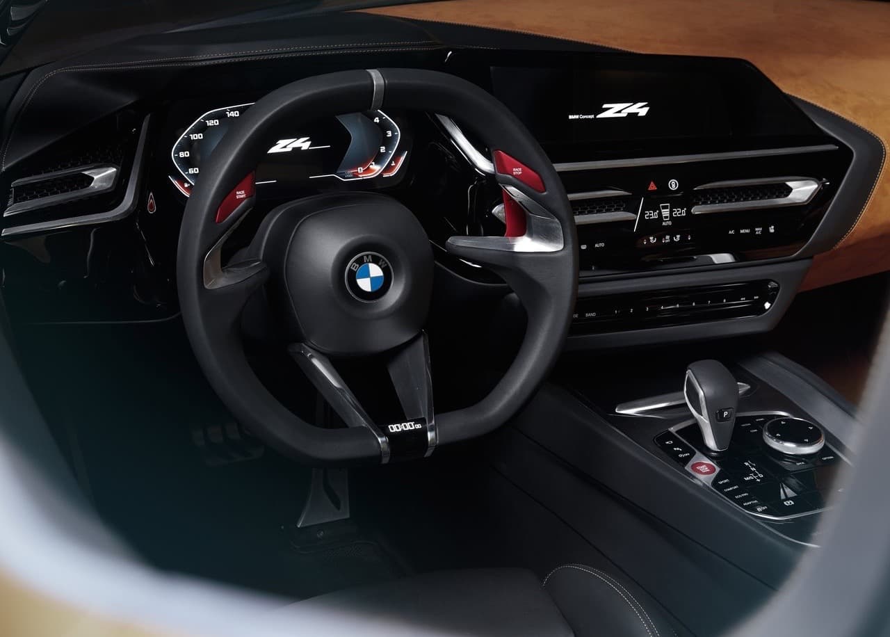 Como es común en los autos concepto modernos la cabina del BMW Concept Z4 es 
<b>totalmente futurista</b> en franco contraste con el realismo del diseño de su carrocería.