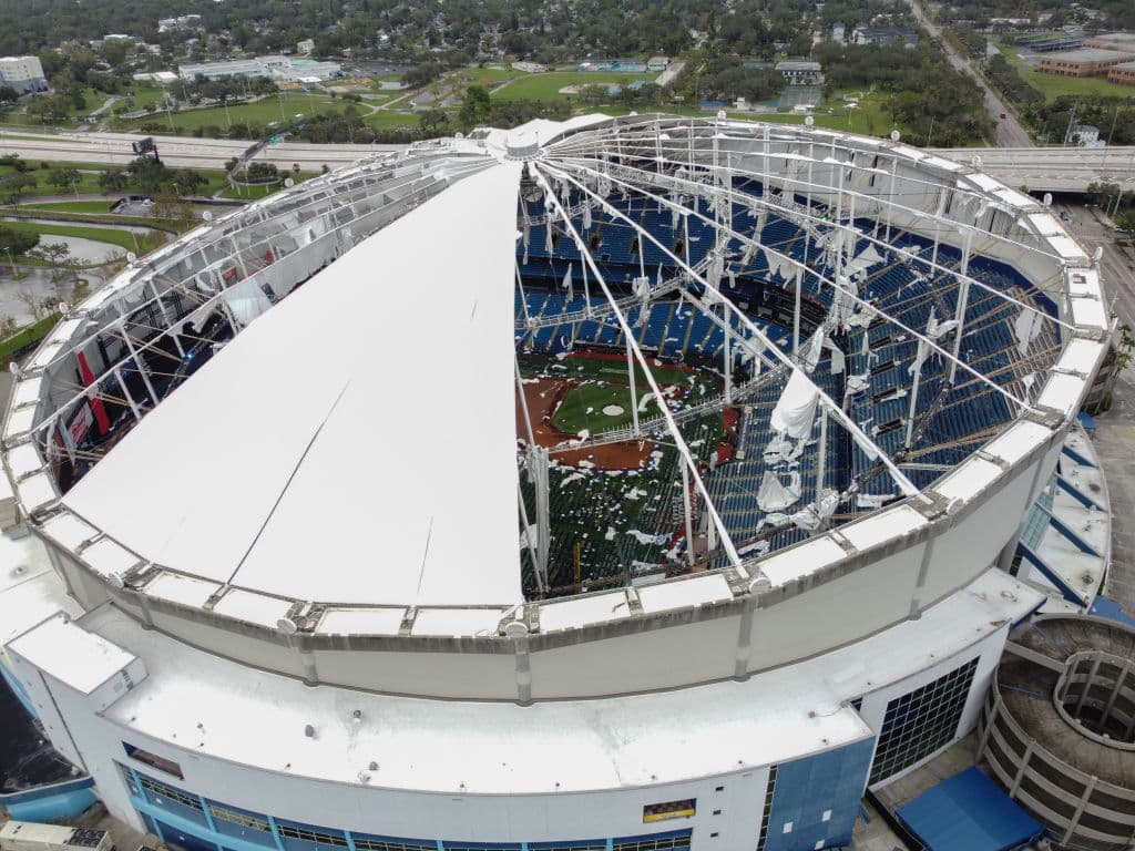 Una imagen tomada con un dron muestra la cúpula del estadio Tropicana Field, que quedó destrozada por el huracán Milton en St. Petersburg, Florida, el 10 de octubre de 2024. Se confirmó la muerte de al menos cuatro personas como resultado de dos tornados provocados por el huracán Milton en la costa este del estado estadounidense de Florida, informaron el jueves las autoridades locales.