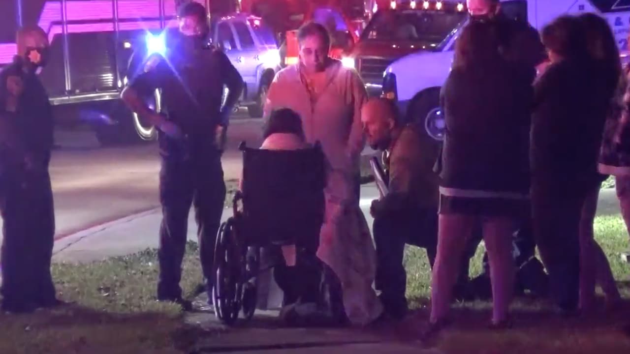 El hombre logró rescatar a su esposa que está en silla de ruedas y la mujer no sufrió daños.