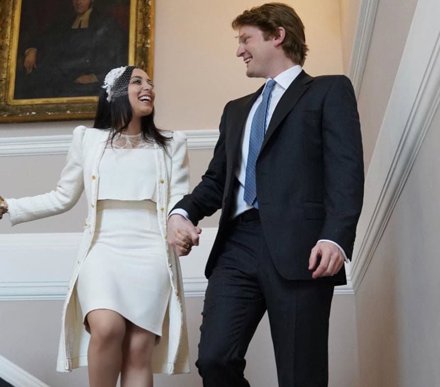 Él es 
<b>Henry Roper-Curzon</b>, barón de Teynham y primo de 
<b><a href="https://www.univision.com/famosos/la-princesa-beatrice-no-quiere-que-la-juzguen-por-los-errores-de-su-padre-y-desea-una-boda-como-la-de-eugenie-fotos" target="_blank">las princesas Eugenie y Beatrice</a></b>, las hijas del príncipe Andrés y Sarah Ferguson. 
<br>