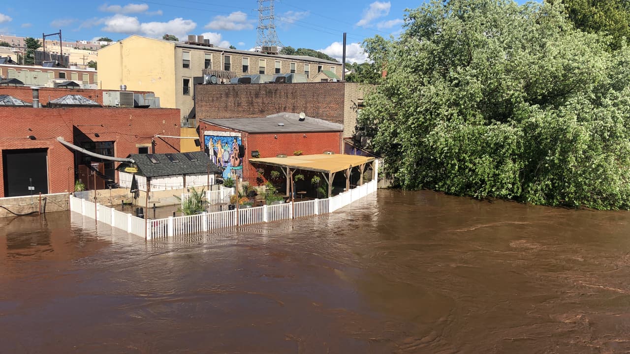 Las inundaciones en Filadelfia obligaron a la ciudad a cerrar varias carreteras, incluida Kelly Drive, entre el Museo de Arte y el Puente de las Cataratas. Cobbs Creek Parkway entre 70th Street y Baltimore Avenue. Negocios en Manayunk también se vieron afectados por las inundaciones.