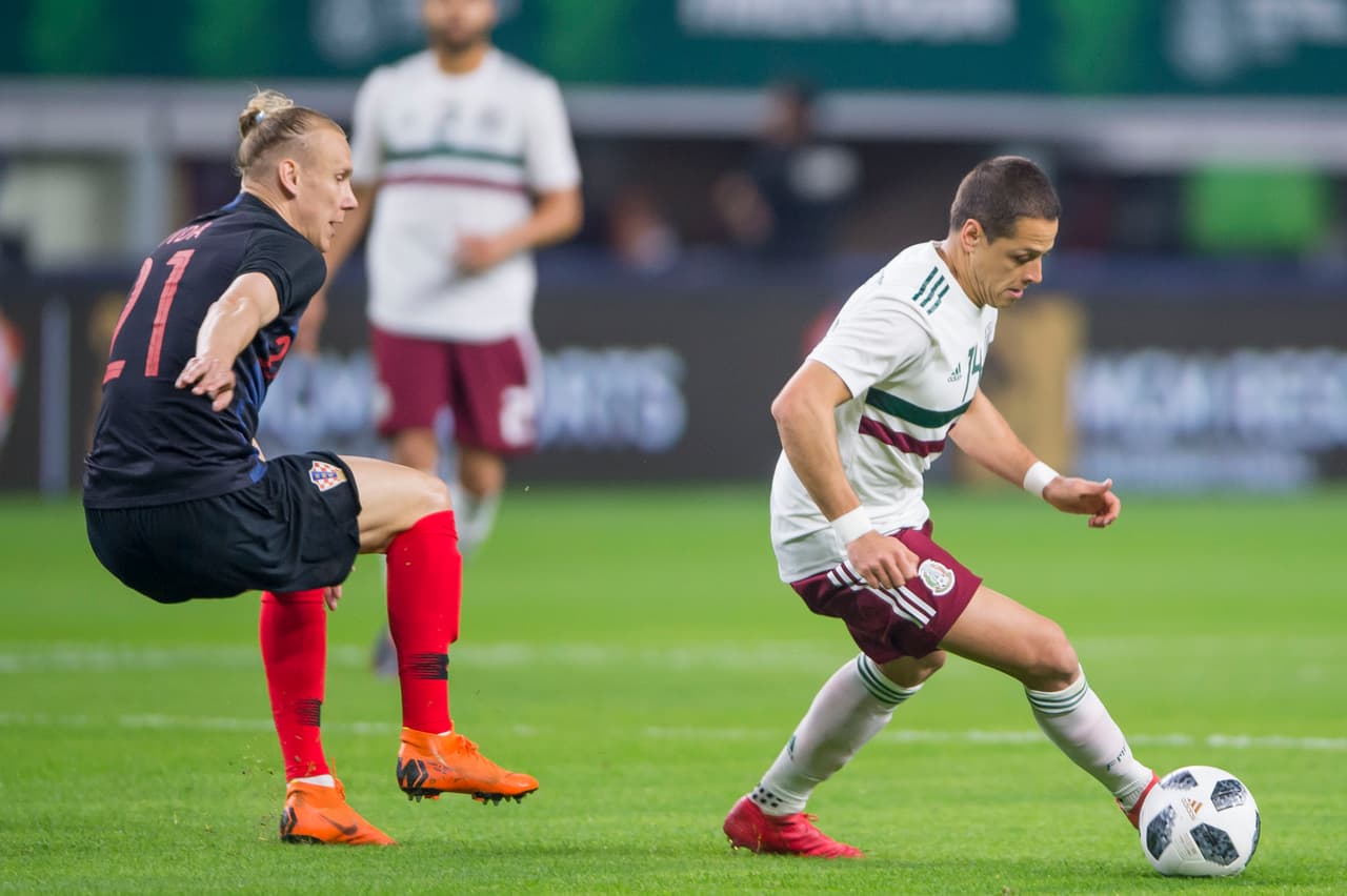 Por su parte, el 'Chicharito' se veía nublado y no encontraba el espacio para hacer daño a la defensa balcánica.
