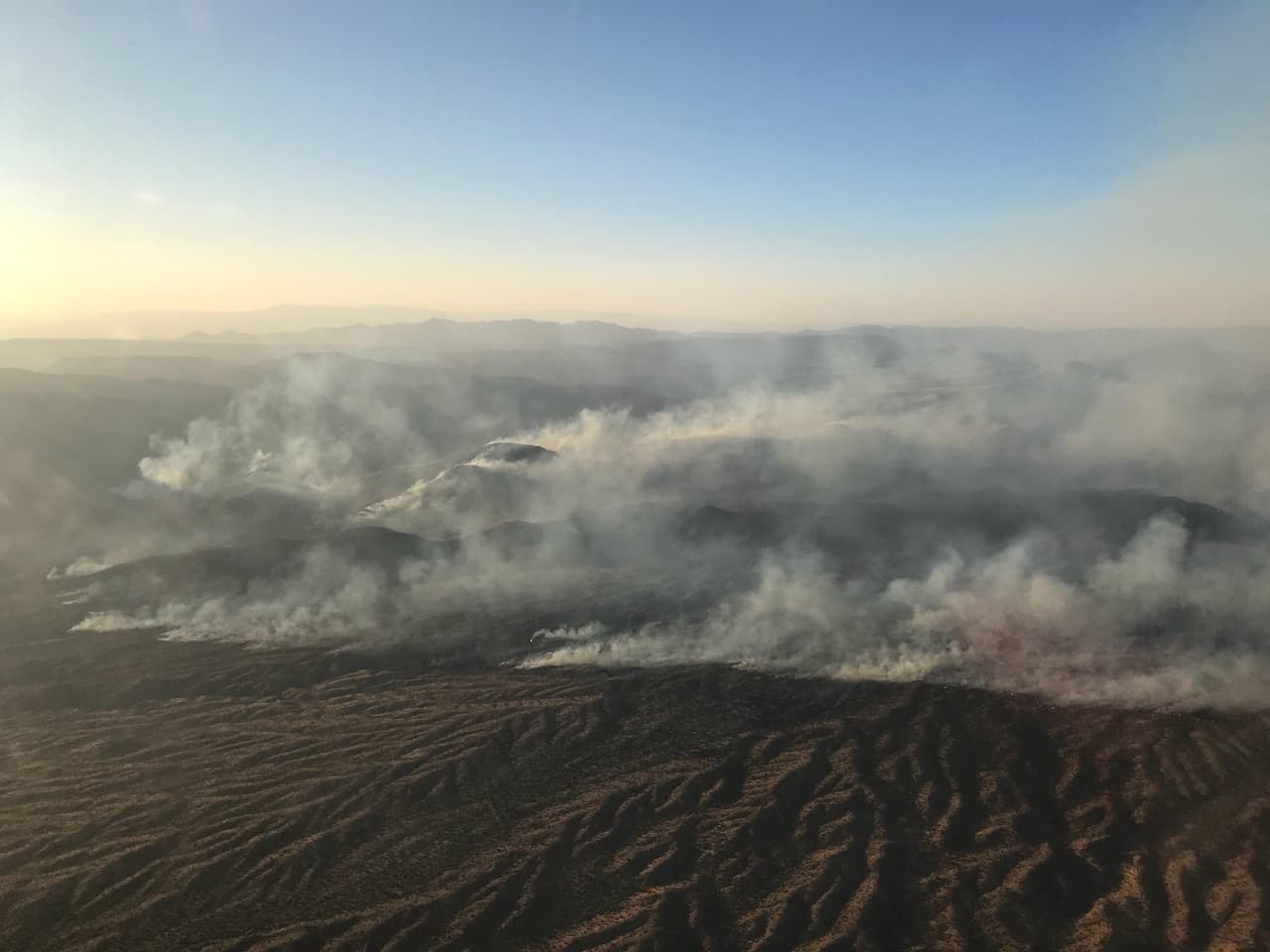 El incendio ha sido contenido en 15%, 
<a href="https://inciweb.nwcg.gov/incident/7218/" target="_blank">de acuerdo con el último reporte del Bosque Nacional de Tonto</a>. El acceso a las instalaciones de Bartlett Lake está cerrado en Cave Creek Road y Bartlett Dam Road hasta nuevo aviso.
<br>