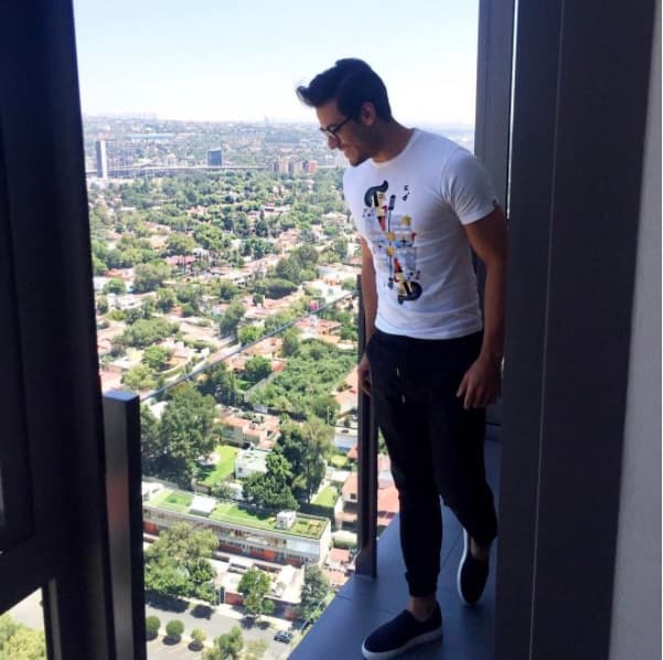 El cantante mexicano de 31 años de edad tiene un miedo muy grande que pudo enfrentar en esta fotografía: "Le tengo fobia a las alturas y a pesar de eso me quiero aventar de un paracaídas y aunque me muera de miedo me gustaría hacerlo", pues asegura que le emociona el controlar sus miedos. Por eso la sonrisa nerviosa.