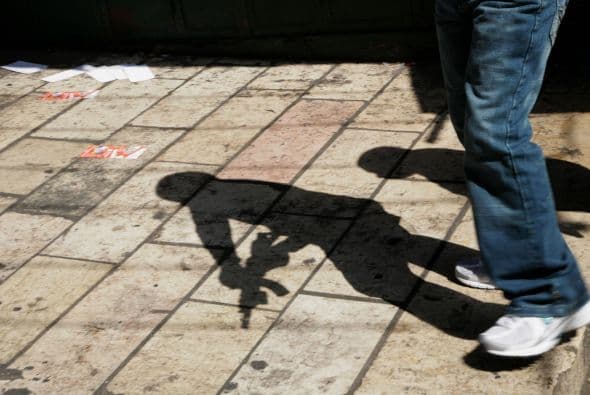 El jovencito, identificado como Cristian García Martínez, dice a un entrevistador fuera de cuadro que su pandilla le pagaba $3 mil por asesinato.