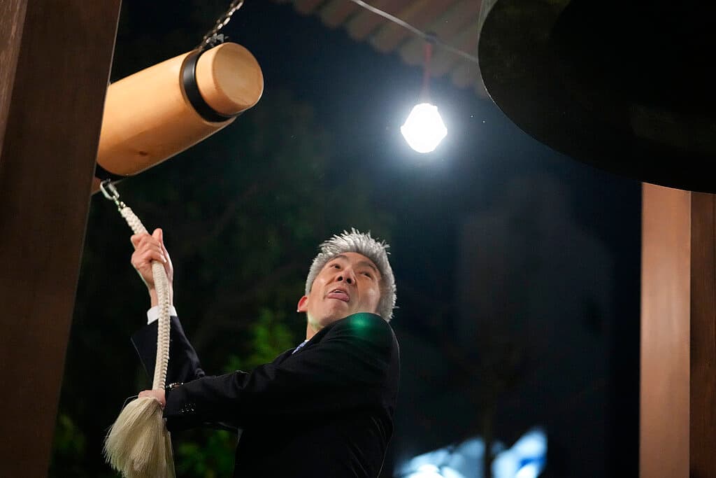 Un hombre celebra el año nuevo uniéndose a un ritual budista llamado "Joya no Kane" en el templo budista Sensoji en Tokio, el domingo 1 de enero de 2023. En el ritual, se dice que las campanas del templo suenan 108 veces para deshacerse de los 108 vicios y deseos terrenales de la gente en el año anterior, para hacer un nuevo comienzo en el nuevo año.