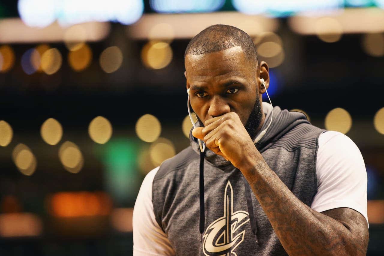 Ni LeBron James se libra del odio: la casa del jugador fue vandalizada con insultos racistas y otros incidentes que fueron noticia esta semana