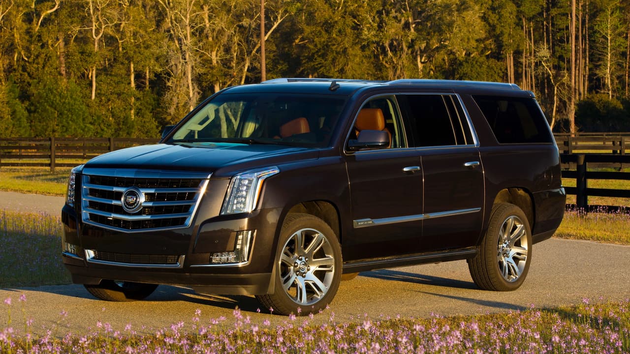 Se trata de la Cadillac Escalade ESV, la versión extra-larga de la gran SUV de Cadillac. Esta camioneta tiene capacidad para 8 pasajeros que viajarán en comodidad y lujo, por lo que Chiquis puede llevar y traer a toda su gente a donde quiera.