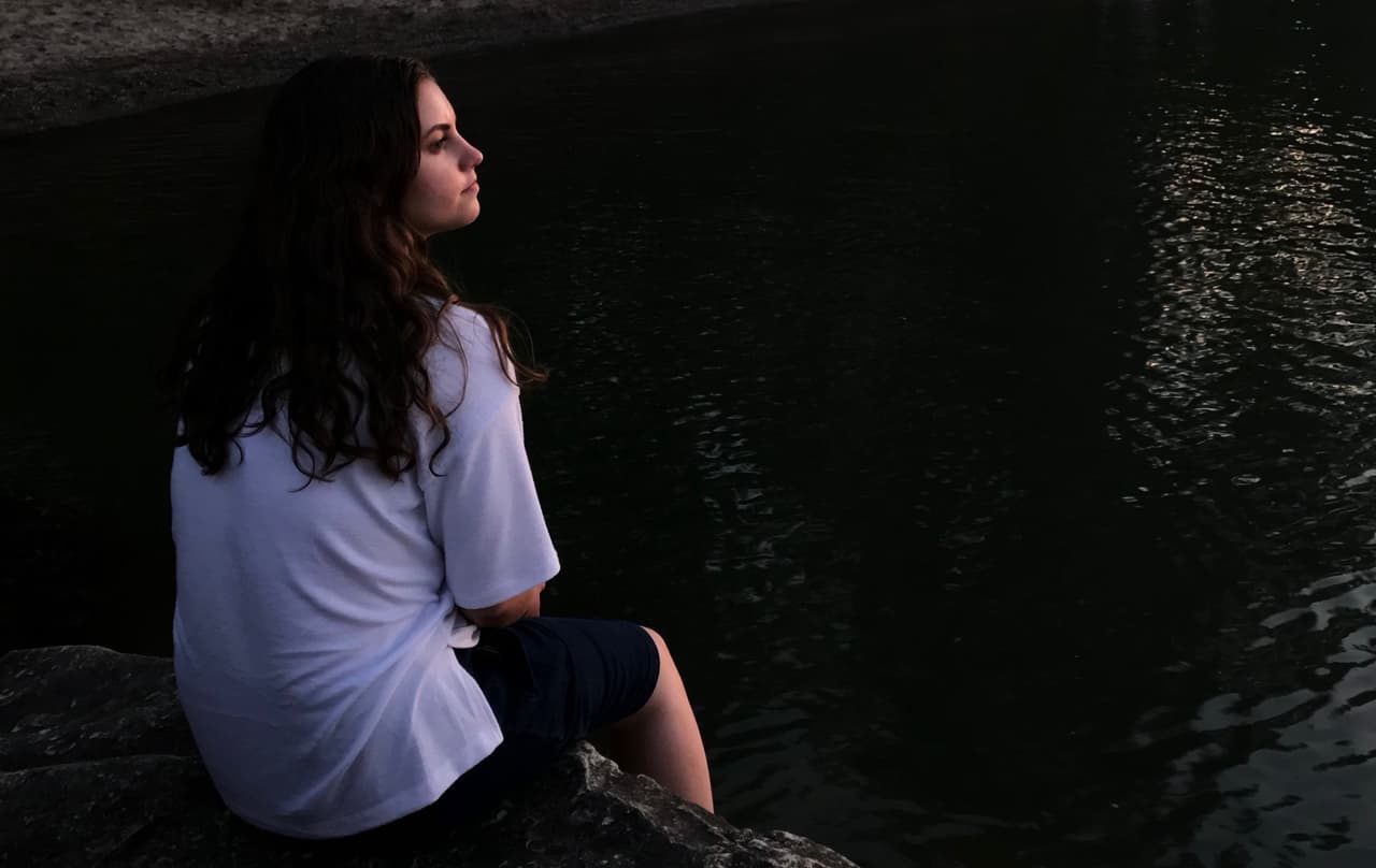 <b>¿Qué puedes hacer si notas estos síntomas en tus hijos? Comunicación, Atención y Ejemplo. </b>La doctora Ballestas dice que la comunicación y atención cada vez son más difíciles de preservar en nuestro mundo y que a veces no alcanza el tiempo, la atención, y la energía para todo los que queremos acaparar en el día. Muchas veces los adultos dependen de las actividades extracurriculares o los juegos electrónicos/en línea para que ‘ocupen’ a los jóvenes. Estas actividades cumplen su función de ocupar y/o de desarrollar ciertas destrezas, pero jamás alcanzan a reemplazar la comunicación y atención que necesitan de los padres.