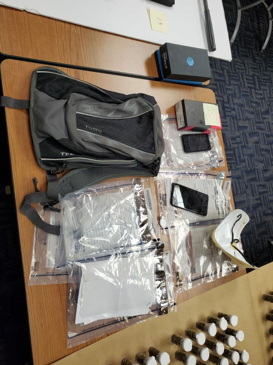 Celulares y máscara.