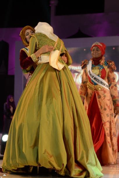 La subcampeona felicitó y abrazó a Fatma luego de que el jurado diera el veredicto final que dio el triunfo a Fatma.