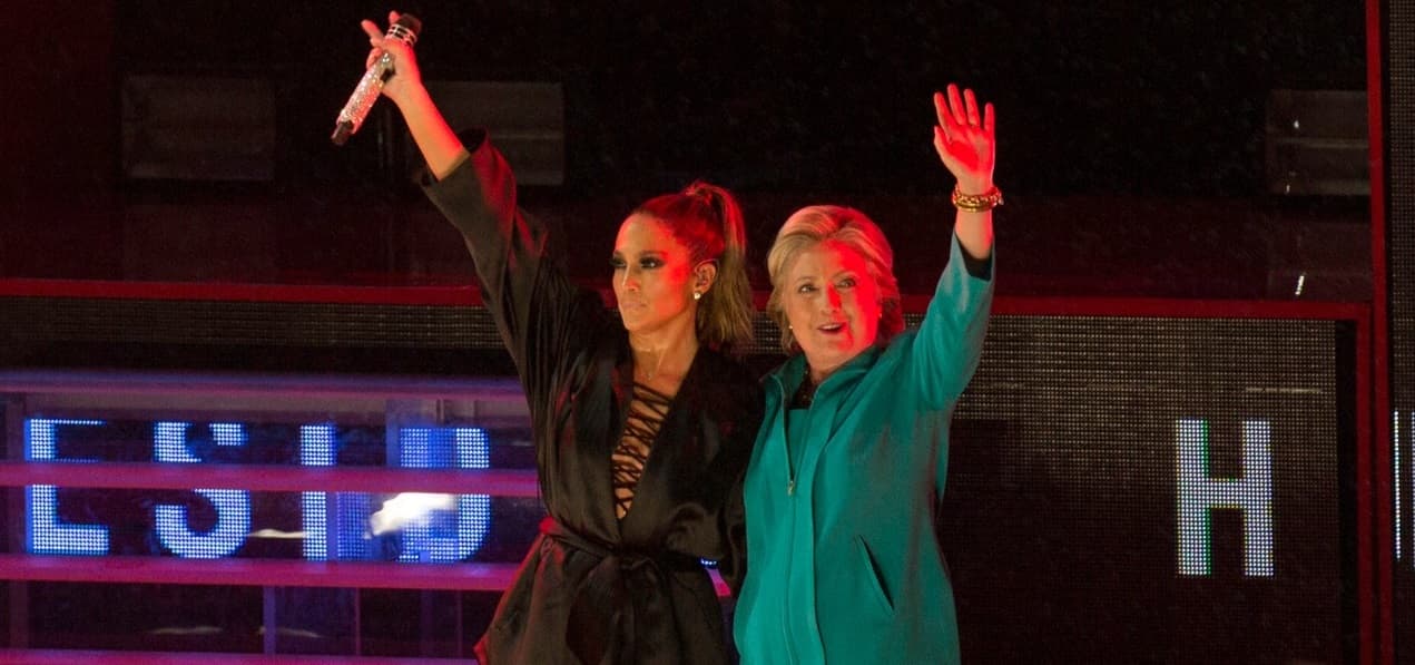<b>JLo y HCI bajo la lluvia de Miami.</b> La cantante de origen puertorriqueño
<a href="http://www.univision.com/noticias/elecciones-2016/jennifer-lopez-canta-en-apoyo-a-clinton-bajo-la-lluvia-y-con-la-polemica-de-los-correos-como-telon-de-fondo"><b>Jennifer López dio un concierto en Miami</b></a> a favor de Hillary Clinton, quien se dirigió brevemente a los presentes. “Puede ser un poco fácil olvidar entre la alegría y el entusiasmo que vimos sobre el escenario, pero Donald Trump está allí afuera sembrando el miedo, deshonrando nuestra democracia e insultando a un grupo de estadounidenses detrás del otro”, comentó la candidata en un evento bilingüe donde también participaron Mark Anthony y los cubanos Gente de Zona. 29 de octubre de 2016.