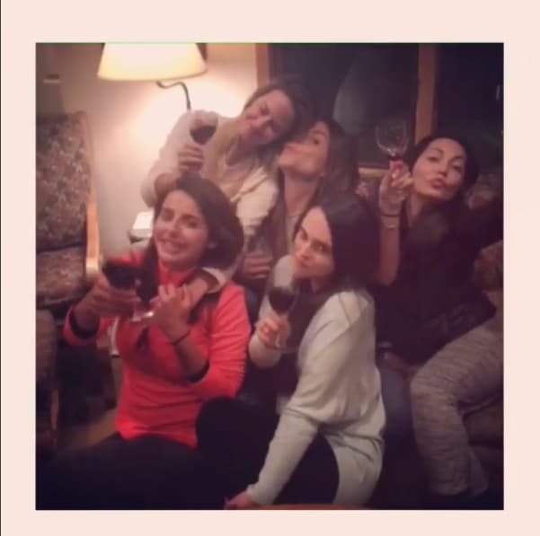 ¡Un brindis con vino tinto por la amistad!