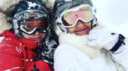 Se nota que hacía muchísimo frío, pero eso sí, nada impidió que Fabiola Guajardo y Altair Jarabo sonrieran a la cámara.