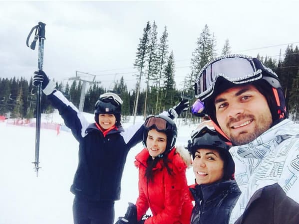 Aquí posando con los amigos. ¿Quién será la experta esquiando? No te pierdas las últimas semanas de "Pasión y Poder" por Univision.