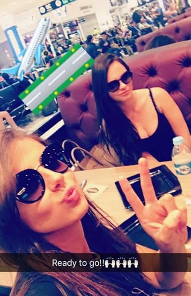 Michelle y Fabiola listas para abordar.