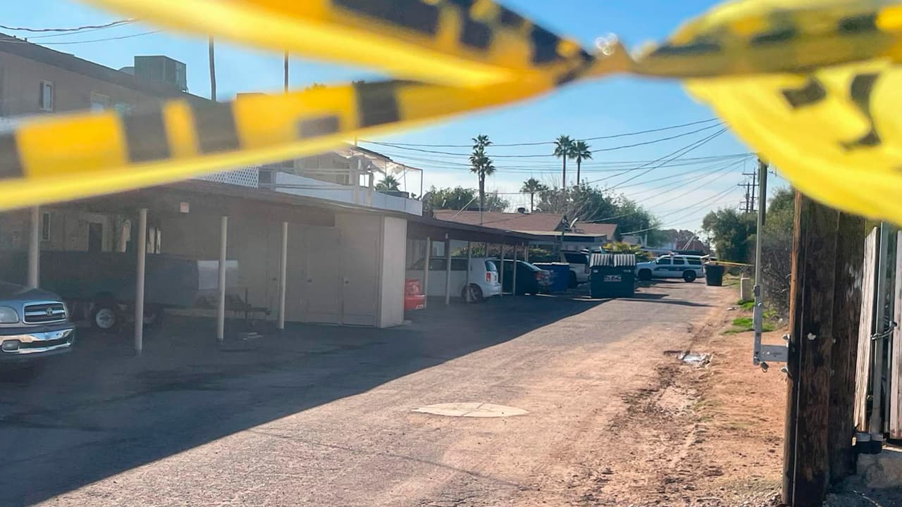 El sujeto se reporta estable y 
<b>se espera que sobreviva a sus heridas</b>. Por el momento no se ha dado a conocer su identidad. El área del incidente se mantuvo acordonada por varias horas. Autoridades no dieron a conocer más detalles.