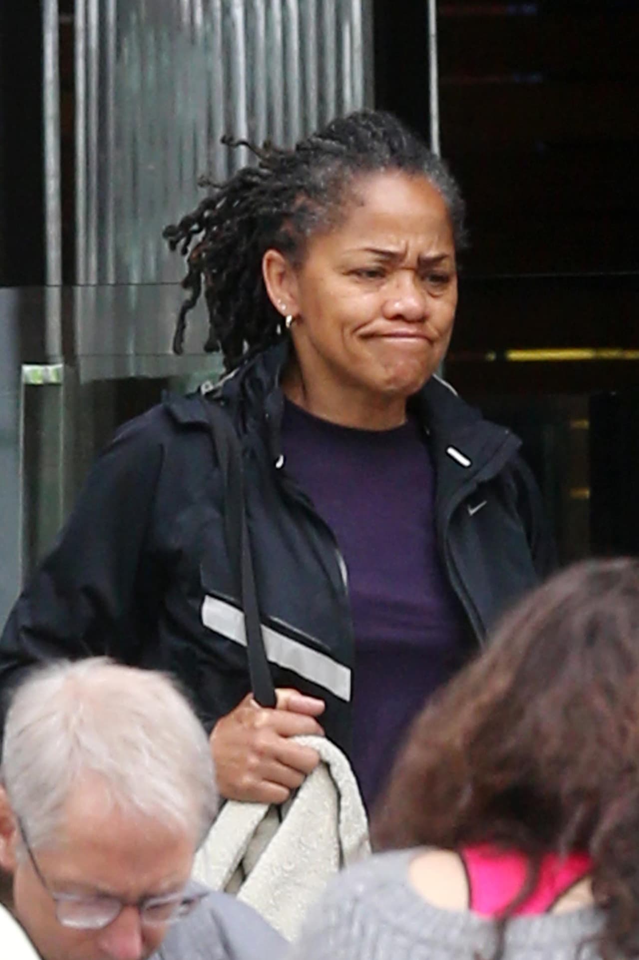 Según 
<b><a href="https://www.usmagazine.com/celebrity-news/news/meghan-markles-mom-doria-ragland-quits-job-before-royal-wedding/">amistades</a> </b>de la también instructora de yoga, la fuerza de la familia real la mantiene silenciada y "miserable".