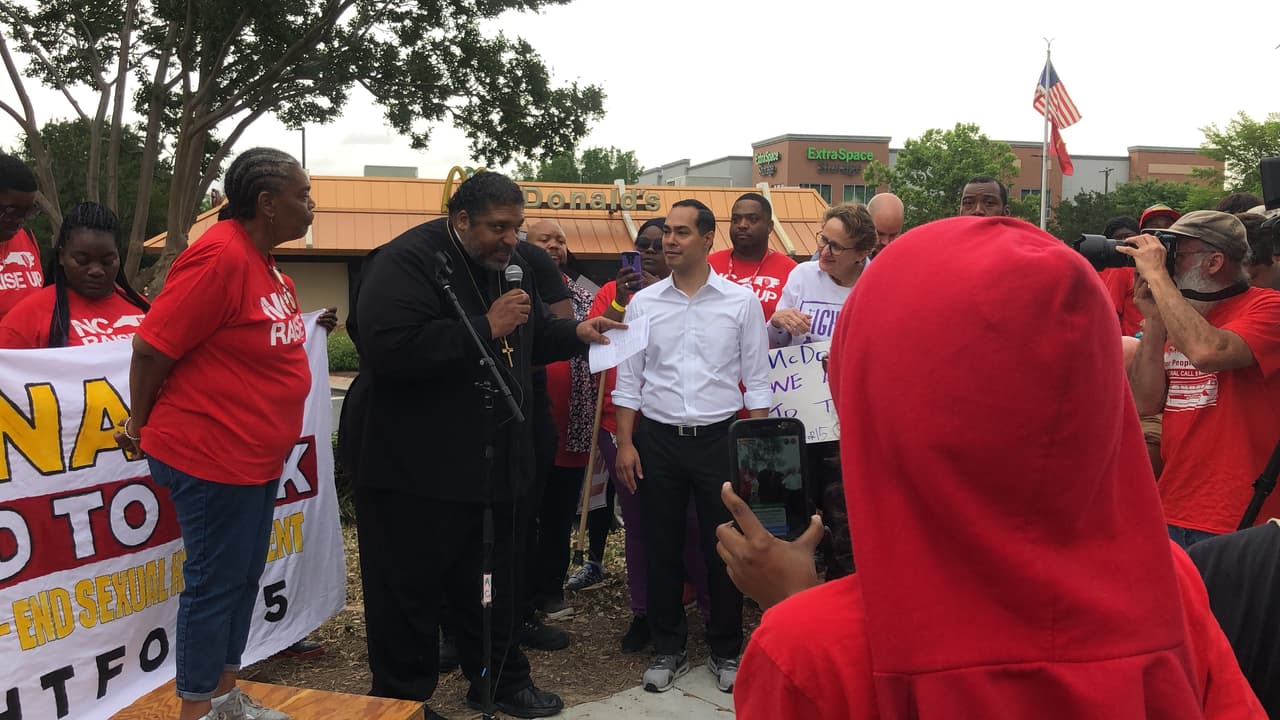 Julián Castro, uno de los candidatos a la presidencia de los Estados Unidos, hizo una visita a relámpago a Carolina del Norte