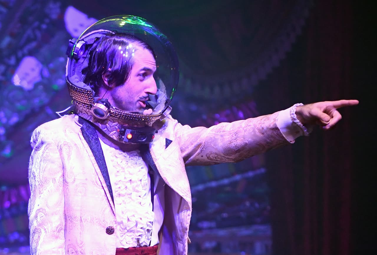 “¡Vuelve a ponerte la máscara”, gritó ‘Gazillionaire’ a una espectadora del fondo de la sala en la primera función. La producción de ‘Absinthe’ adaptó el humor y la ironía de la obra a la particular situación que vive el mundo en este momento.
<br>