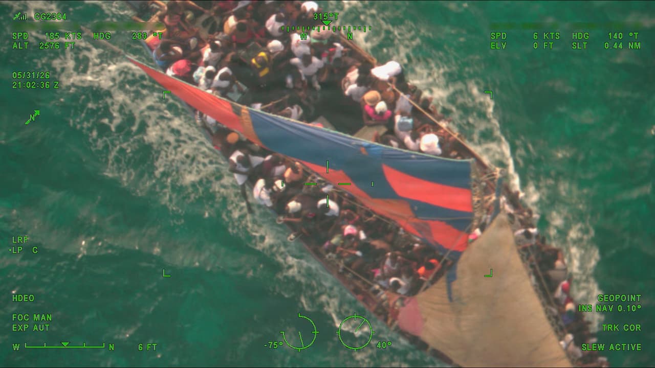 Los operadores del centro de mando del Distrito Sureste de la Guardia Costera recibieron un informe sobre un viaje ilegal de migrantes.
