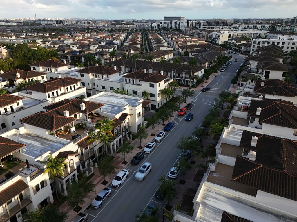 Vecindarios residenciales vistos en Doral, Florida, el sábado 5 de abril de 2025. (AP Foto/Rebecca Blackwell)