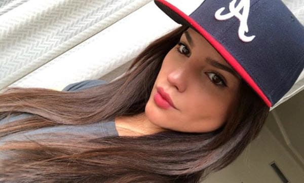 En su cuenta de Instagram publica imágenes de sus diferentes looks, donde hemos podido verla con distintos estilos. Eiza puede aparecer con una imagen deportiva...