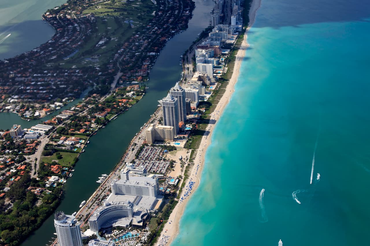 <b>1. Florida</b>. En este estado 119,688 personas habitan lugares que en 100 años estarán bajo el agua. 75,062 hogares que existen hoy en día, por un valor de 31,313,973,441, dólares serán afectadas por las aguas en 200 según el informe. La fotografía es del área de Miami Beach, que en la actualidad es afectada periódicamente por inundaciones.