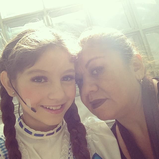 Aquí Karol hace algunos años, acompañada de su mamá, quien la mantiene con los pies en la tierra: "En casa ella me dice que recoja mi cuarto y lave los trastes, ya que en casa no soy famosa".