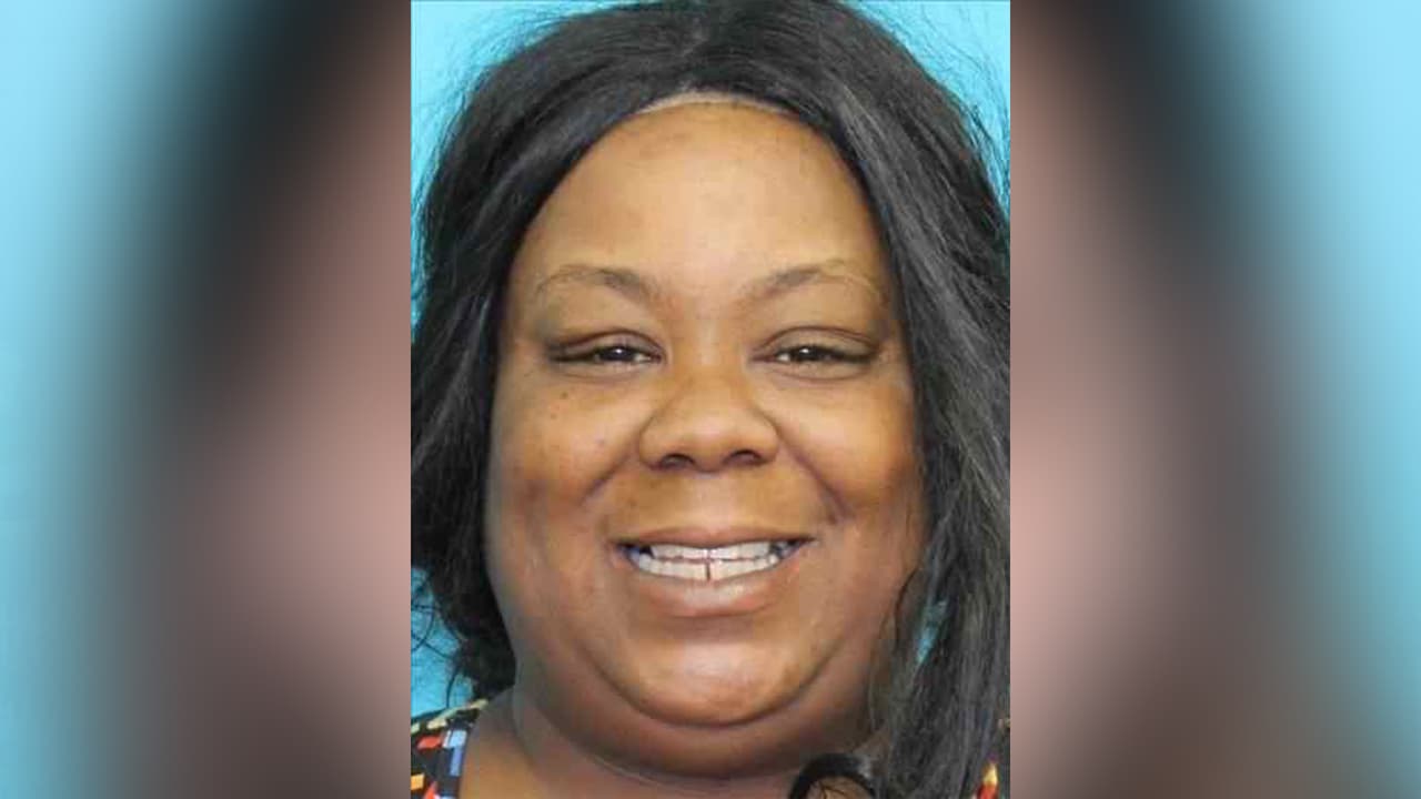 Chasity Lynn McDowell, enfrenta cargos de robo entre $2,500 y $30,000.