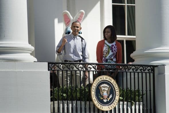 Barack Obama, y su esposa Michelle invitaron a la Casa Blanca a más de 35,000 niños y padres para buscar y hacer carreras con los huevos de Pascua.