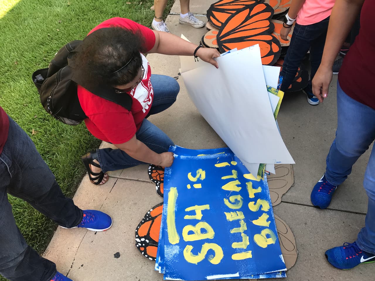 Manifestantes se preparan para la protesta frente al Capitolio de Texas con pancartas contra la ley SB4, que fue parcialmente frenada el pasado miércoles por los tribunales.