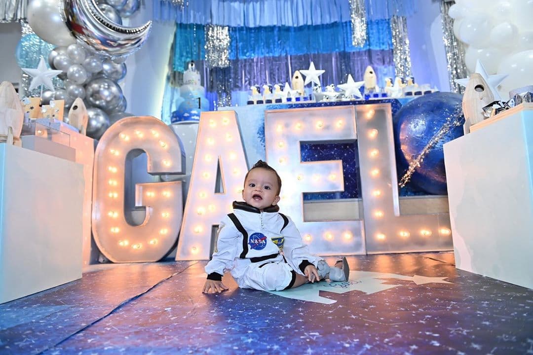 Su primer aniversario no podía pasar desapercibido, por lo que el pequeño festejó con una extraordinaria piñata con temática espacial. Mira lo lindo que se ve vestido de astronauta.
<br>