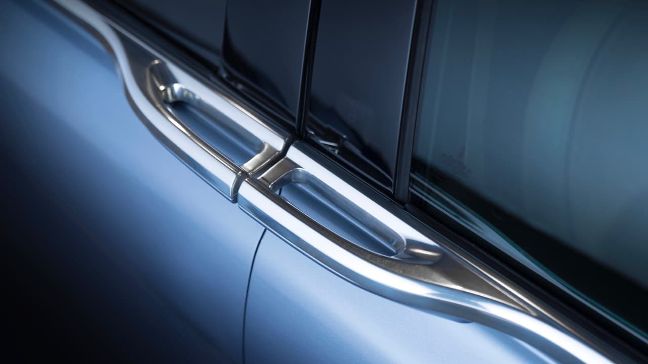 Al igual que en el Lincoln Continental regular, las manillas de las puertas del Lincoln Continental 80th Anniversary Coach Door Edition son rígidas y sus son 
<b>cerraduras accionadas electrónicamente</b>. Pero a diferencia del modelo regular, estás están situadas una al lado de la otra.