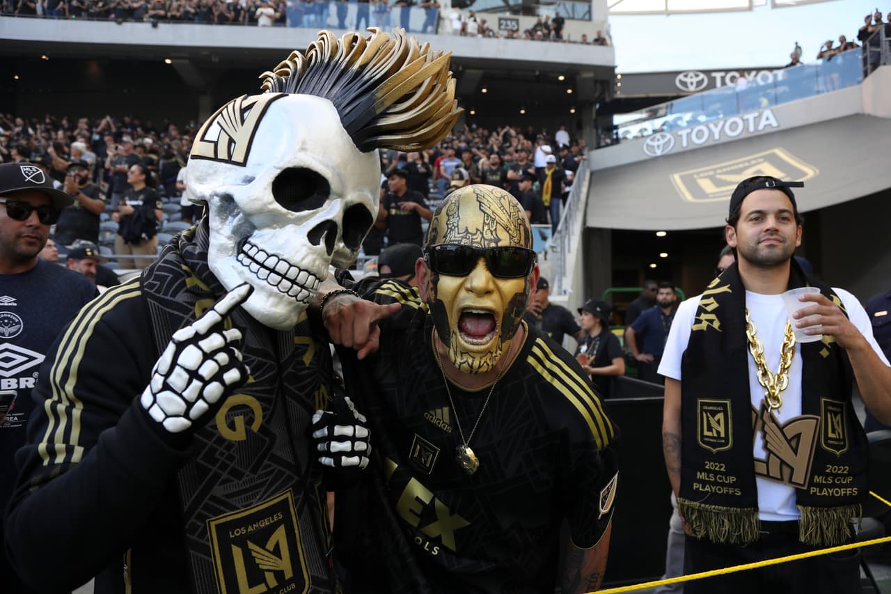 Incluyendo a otras fantasmagóricas presencias...
<br>