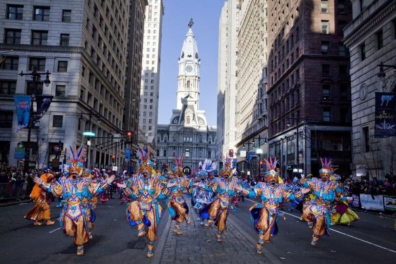 <b><a href="https://www.phlvisitorcenter.com/Mummers">Mummers Parade (1 de enero)</a></b>. Comienza el año con una de las tradiciones más famosas de Filadelfia, cuando más de 10,000 manifestantes disfrazados, muchos de los cuales practican todo el año para esta celebración de un día, se pavonean por Broad Street desde City Hall hasta Washington Avenue en South Philly.