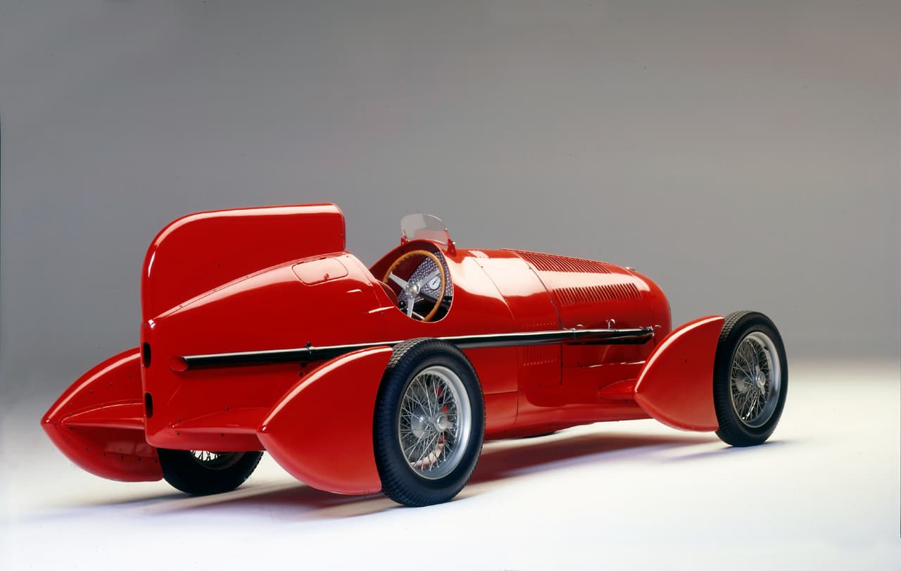 Alfa Romeo nunca abandonó su esfuerzo por innovar. En 1934 vemos algunas modificaciones aerodinámicas en este Alfa Romeo Tipo B conducido por Louis Chiron