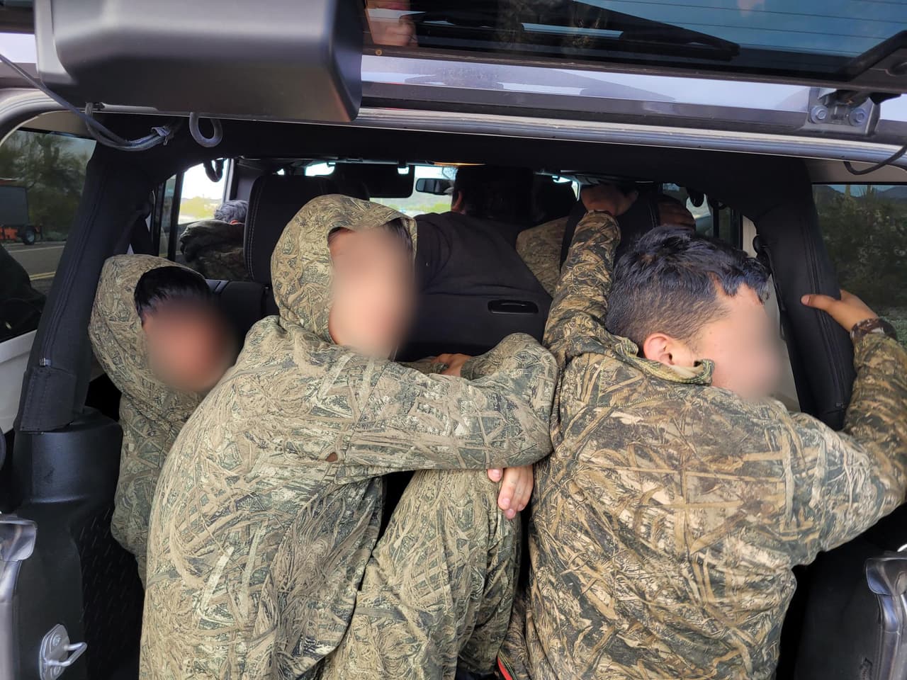 Agentes de la estación Ajo encontraron dentro del vehículo nueve inmigrantes y dos tripulantes, ciudadanos estadounidenses.