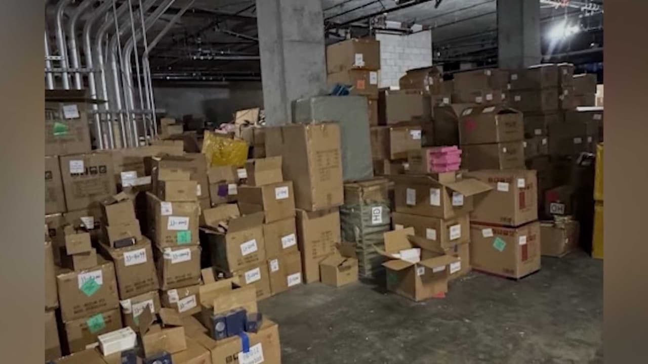 Decomisan hasta $10 millones en mercancía falsa en operativo en el Fashion District de LA