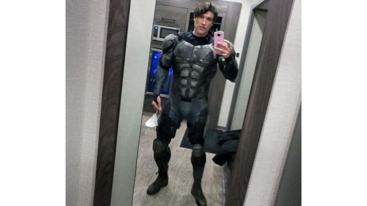 El actor Matt Turner grabó con el traje de Batman para ‘Peacemaker’ pero su aparición fue eliminada.