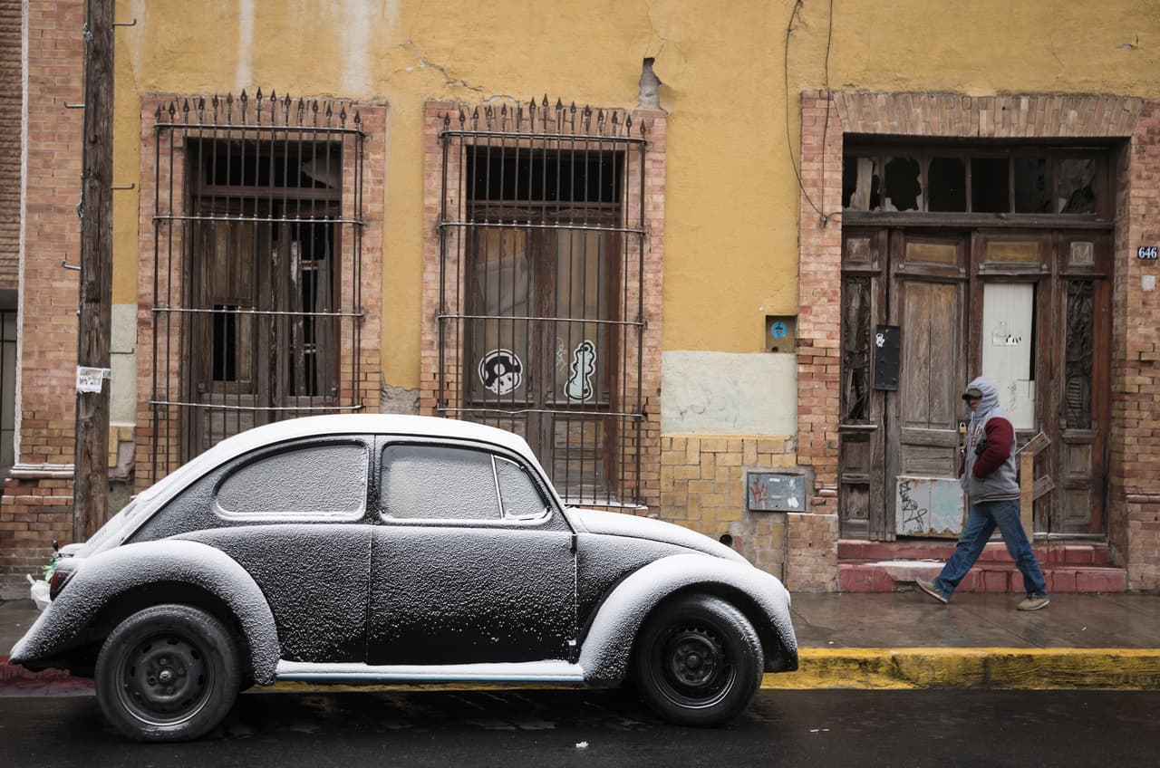 La prensa local ha informado que la Secretaría de Educación suspendió las clases en los jardines de niños, primarias y secundarias. Las preparatorias y universidades dejaron la asistencia de los alumnos al criterio de las familias.