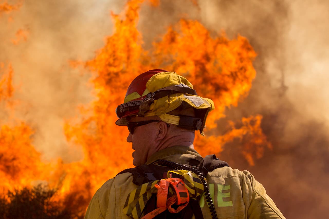 Cerca de 8,000 personas bajo orden de evacuación por un incendio en el sur de California