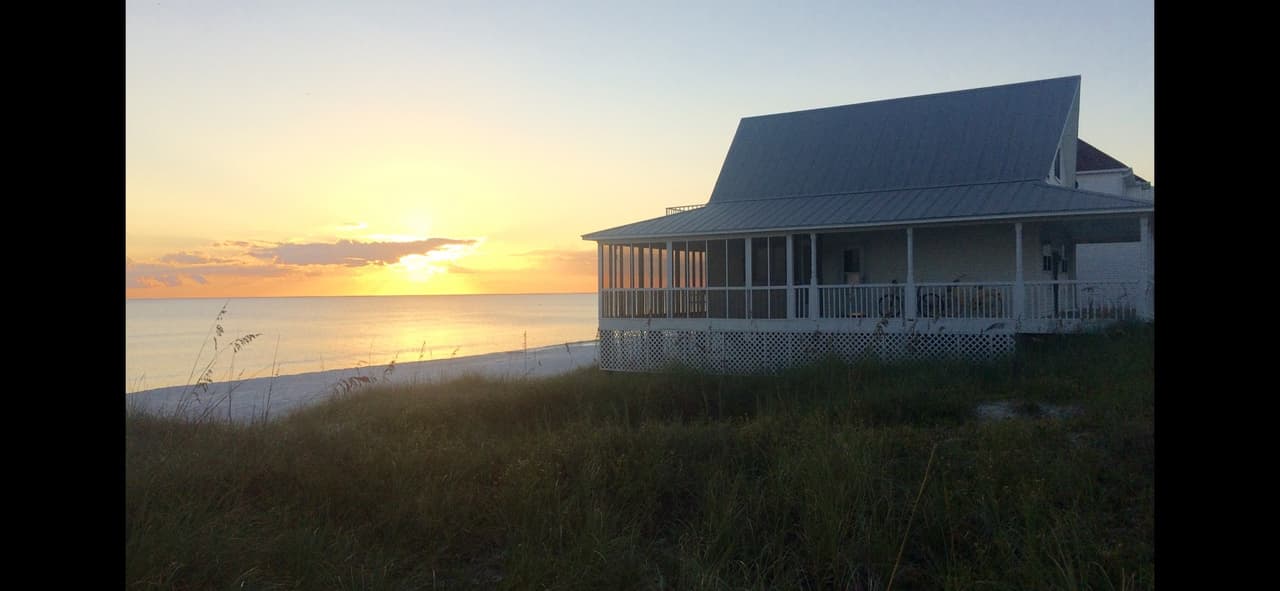 Otra imagen de la casa de López. Cuando López evacuó Mexico Beach, Michael se acercaba a la costa como un hucarán categoría 2 por lo que no le dio mucha importancia y preparó solo lo más imprescindible: “Unos documentos, algo de ropa y mi señora se llevó dos fotos de nuestros padres".