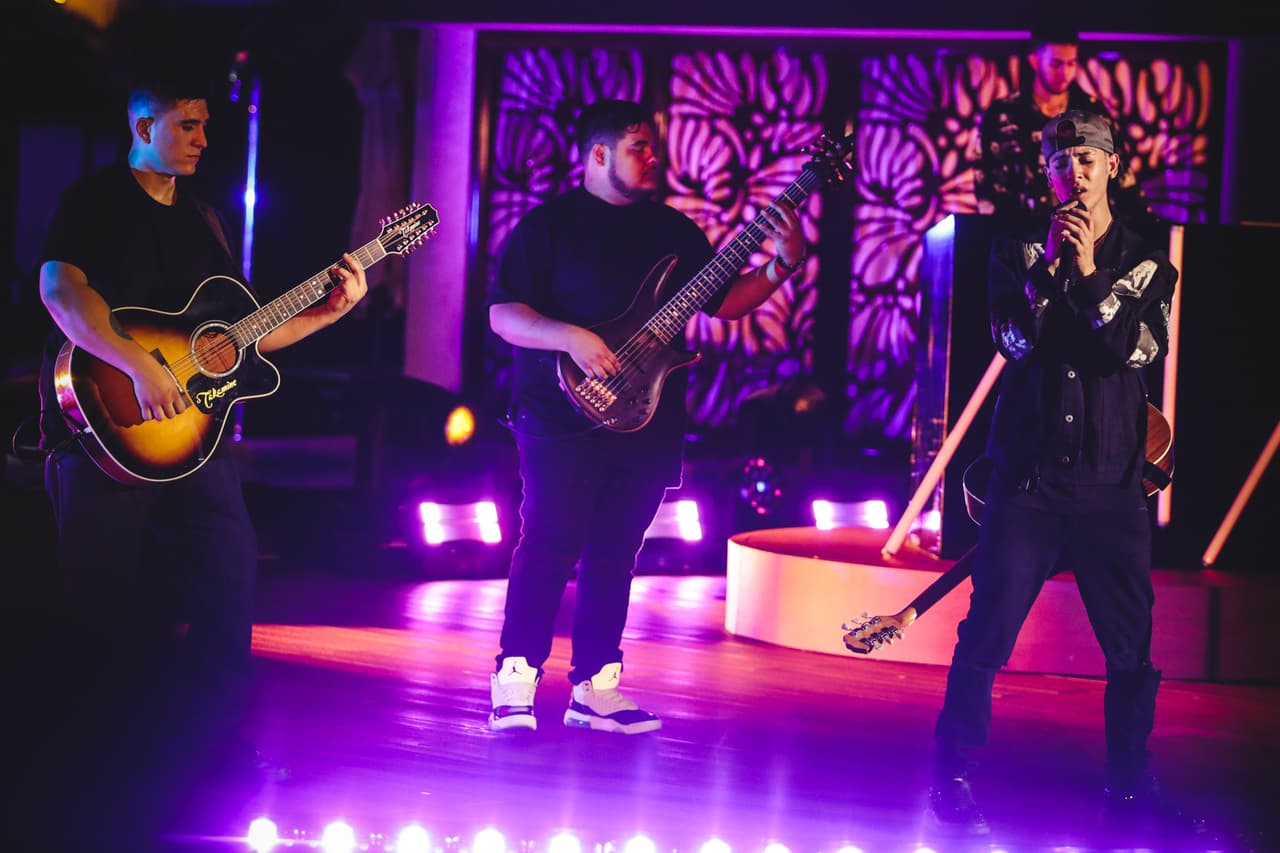 Recuerda que por ese entonces un amigo de la escuela le aconsejó que grabara su primera canción solo, sin la ayuda de ninguna disquera. “Pegó y desde ese momento ya no aflojamos”. 
<br>