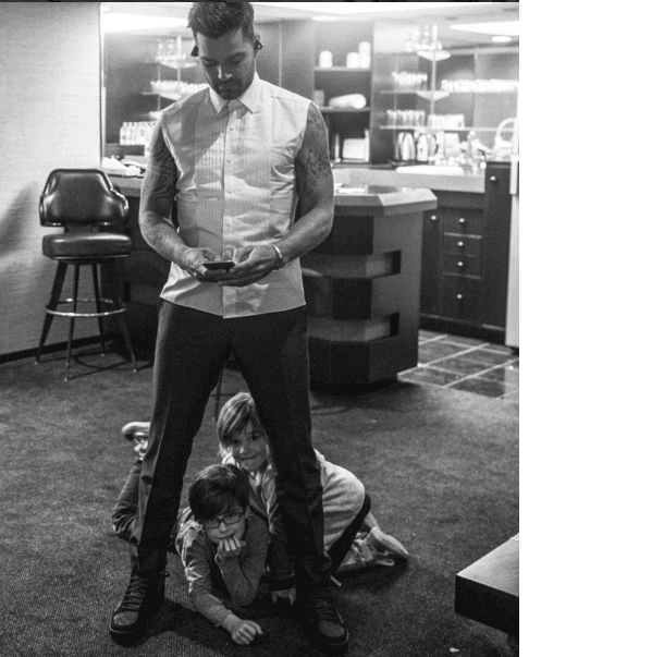 Un papá de tiempo completo. Ricky viaja con sus chiquitines a donde puede, aunque ellos se encarguen de hacerle varias travesuras.